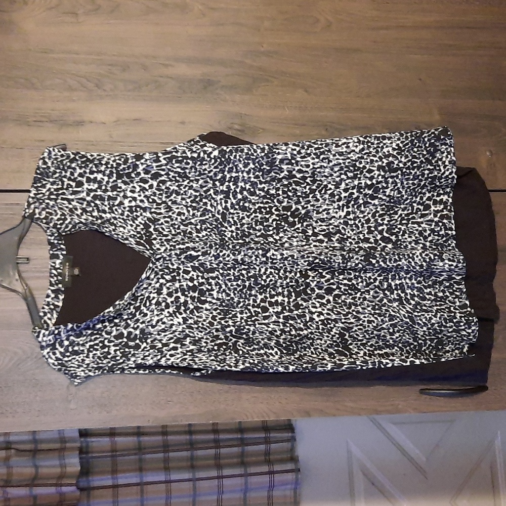 Sleeveless V neck top